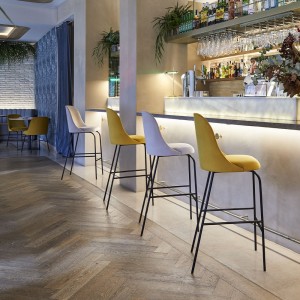 Taburete bar de diseño Aleta para espacios públicos de diseño Viccarbe.