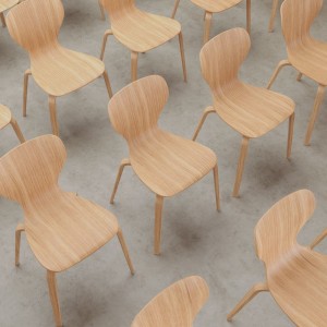 Silla compacta de diseño. Moderna Silla Ears en madera para interiores.