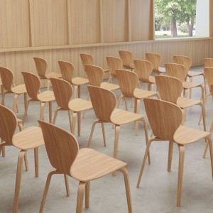 Silla compacta de diseño. Moderna Silla Ears en madera para interiores.
