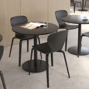 Silla compacta de diseño. Moderna Silla Ears en madera para interiores.