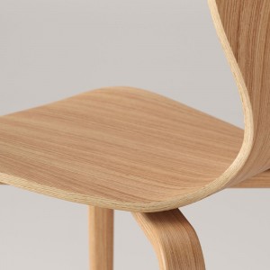 Silla compacta de diseño. Moderna Silla Ears en madera para interiores.
