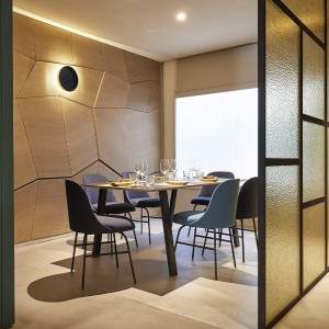 Silla con base metálica de diseño Aleta para espacios públicos de Viccarbe.