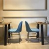 Silla con base metálica de diseño Aleta para espacios públicos de Viccarbe.