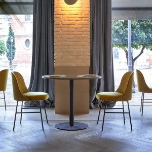 Silla con base metálica de diseño Aleta para espacios públicos de Viccarbe.