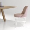 Silla con base metálica de diseño Aleta para espacios públicos de Viccarbe.