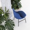 Silla con base metálica de diseño Aleta para espacios públicos de Viccarbe.