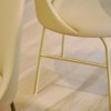 Silla con base metálica de diseño Aleta para espacios públicos de Viccarbe.