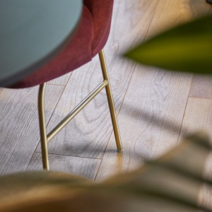 Silla con base metálica de diseño Aleta para espacios públicos de Viccarbe.