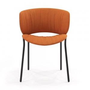 Silla Funda con base metálica de Viccarbe. Diseño ideal para espacios interiores. 