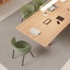 Silla Funda con base metálica de Viccarbe. Diseño ideal para espacios interiores. 