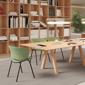 Silla Funda con base metálica de Viccarbe. Diseño ideal para espacios interiores. 