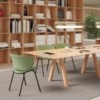 Silla Funda con base metálica de Viccarbe. Diseño ideal para espacios interiores. 