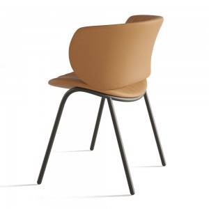 Silla Funda con base metálica de Viccarbe. Diseño ideal para espacios interiores. 