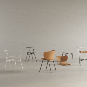 Silla Funda con base metálica de Viccarbe. Diseño ideal para espacios interiores. 
