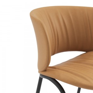 Silla Funda con base metálica de Viccarbe. Diseño ideal para espacios interiores. 