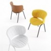 Silla Funda con base metálica de Viccarbe. Diseño ideal para espacios interiores. 