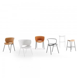 Silla Funda con base metálica de Viccarbe. Diseño ideal para espacios interiores. 