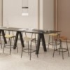 Taburete Funda fijo tapizado con base de acero. Ideal para interiores.