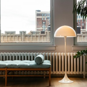 Lámpara Panthella Pie diseño de Louis Poulsen con diseño moderno y elegante