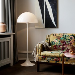 Lámpara Panthella Pie diseño de Louis Poulsen con diseño moderno y elegante