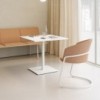 Sillón tapizado Copa cantilever de Viccarbe. Mobiliario de diseño moderno.