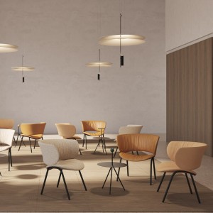 Butaca Funda con base metálica. Diseño ideal para espacios interiores.