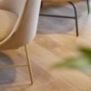 Butaca base metálica de diseño Aleta para espacios privados de Viccarbe.