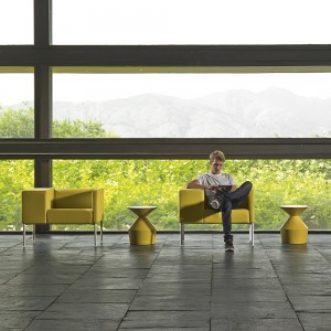 Butaca Brix de Viccarbe. Muebles de diseño moderno tapizado para interiores.