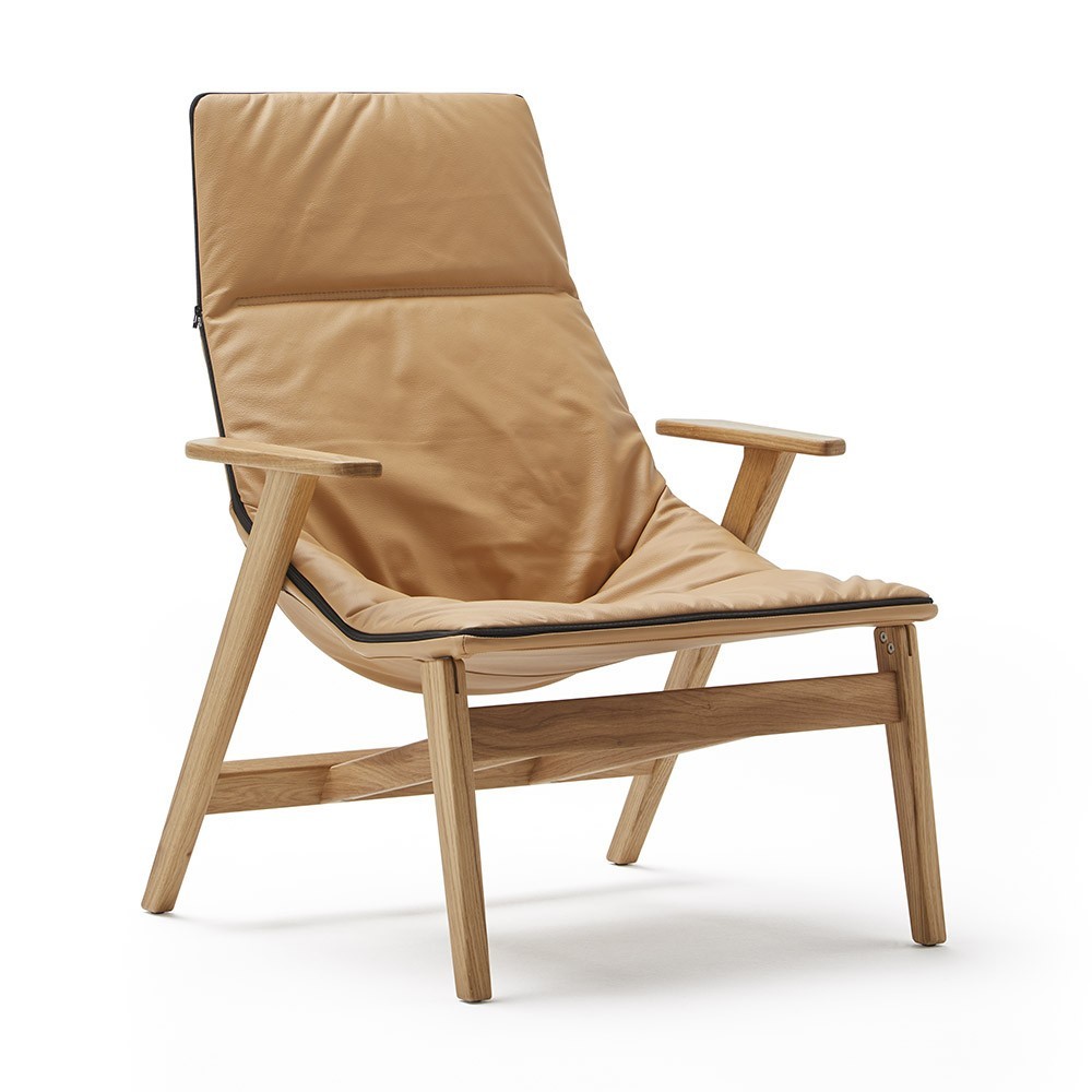 Butaca Ace con base madera de Viccarbe. Mobilario moderno para contract.