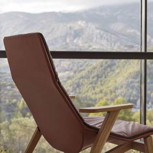 Butaca Ace con base madera de Viccarbe. Mobilario moderno para contract.