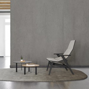 Butaca Ace con base madera de Viccarbe. Mobilario moderno para contract.