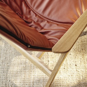 Butaca Ace con base madera de Viccarbe. Mobilario moderno para contract.