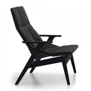 Butaca Ace con base madera de Viccarbe. Mobilario moderno para contract.