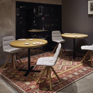 Silla Maarten tapizada base giratoria madera Viccarbe para interiores.