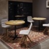 Silla Maarten tapizada base giratoria madera Viccarbe para interiores.