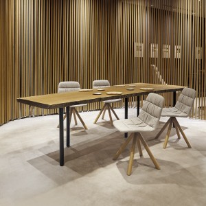 Silla Maarten tapizada base giratoria madera Viccarbe para interiores.