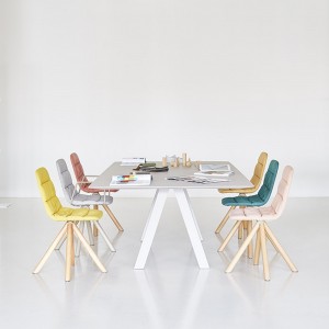 Silla Maarten tapizada base giratoria madera Viccarbe para interiores.