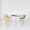 Silla Maarten tapizada base giratoria madera Viccarbe para interiores.