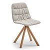 Silla Maarten tapizada base giratoria madera Viccarbe para interiores.