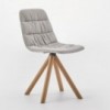 Silla Maarten tapizada base giratoria madera Viccarbe para interiores.
