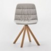 Silla Maarten tapizada base giratoria madera Viccarbe para interiores.