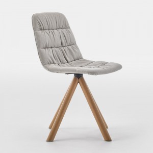Silla Maarten tapizada base giratoria madera Viccarbe para interiores.