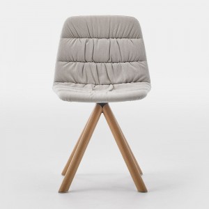 Silla Maarten tapizada base giratoria madera Viccarbe para interiores.