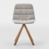 Silla Maarten tapizada base giratoria madera Viccarbe para interiores.