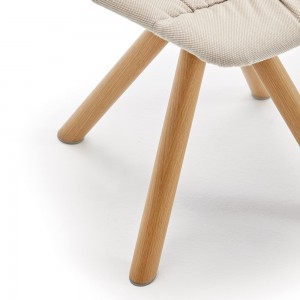 Silla Maarten tapizada base giratoria madera Viccarbe para interiores.