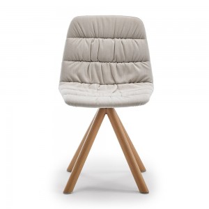 Silla Maarten tapizada base giratoria madera Viccarbe para interiores.