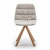 Silla Maarten tapizada base giratoria madera Viccarbe para interiores.