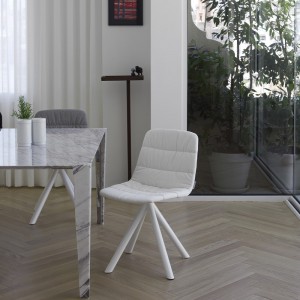 Silla Maarten tapizada de Viccarbe. Mobilario de diseño para contract.