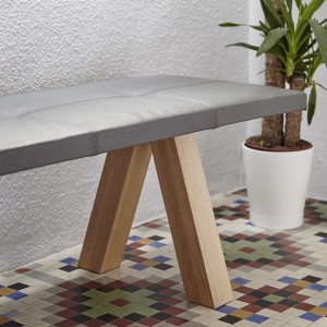 Banqueta Trestle de Viccarbe. Mobilario para espacios públicos interiores.