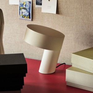 Lámpara de sobremesa Slant de Hay. Diseño de lámparas para salón o estudio.